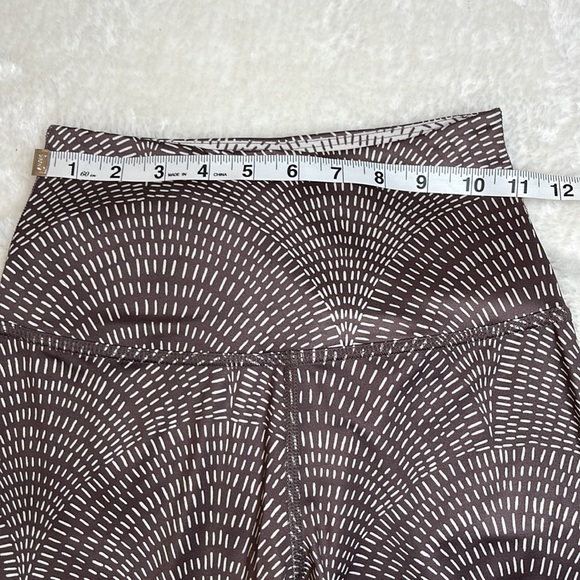 Beyond Yoga Lux Midi Leggings in Etched Fan - Picture 7 of 12